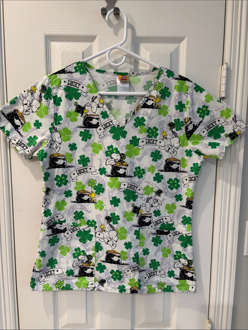 Peanuts - St. Patrick’s Day - Shamrock Print Short Sleeve Scrub Top - XS